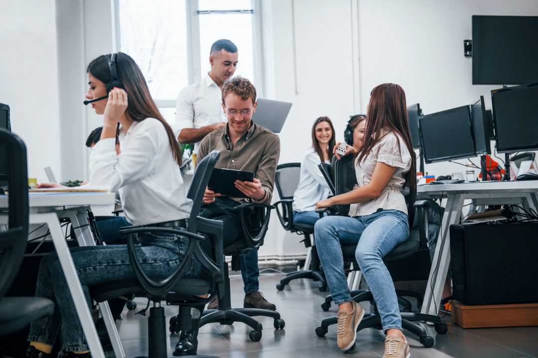 B2B-Vertriebsteam im gemeinsamen Austausch